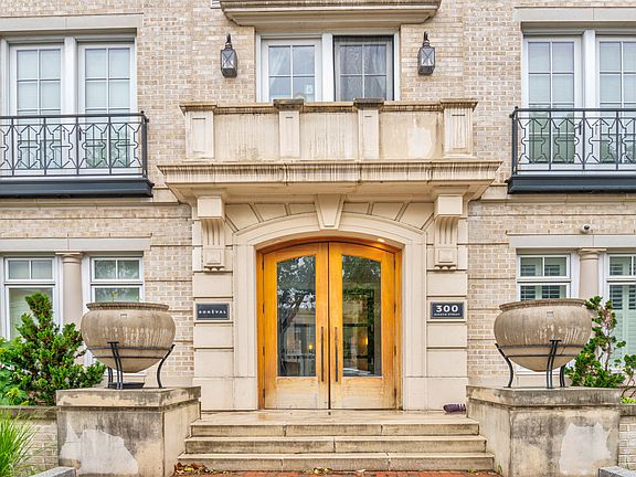 4th image of 300 8th St NE #206