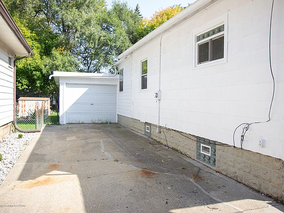 4th image of 1626 Robertson Ave
