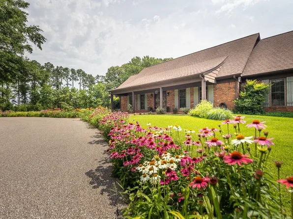 6303 Twin Oaks Dr, Millington, TN 38053
