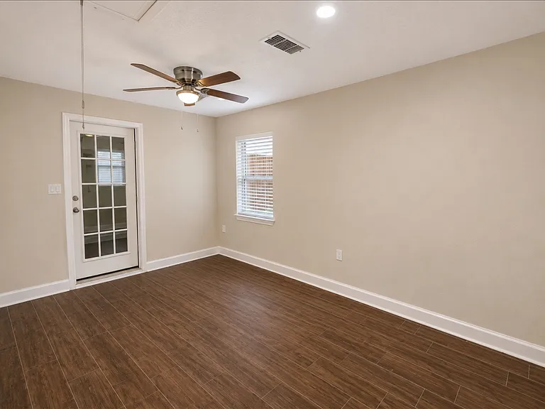 2704 Foxcroft Cir — Photo 10
