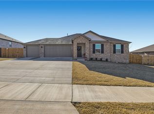 1021 Pebble Dr, Prairie Grove, AR 72753