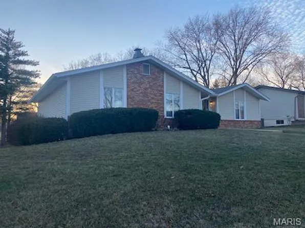 5 Park Charles Blvd N, Saint Peters, MO 63376