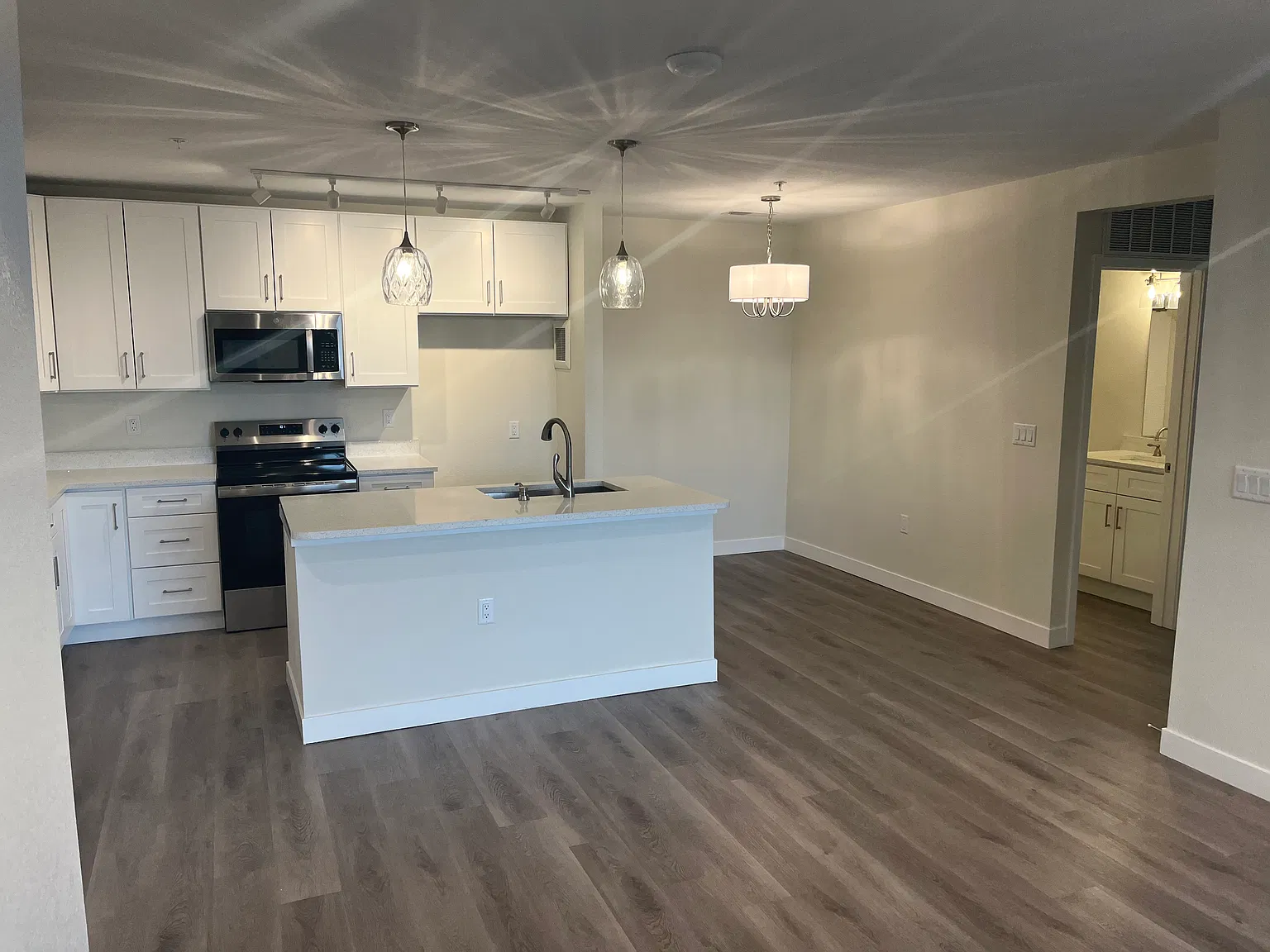 2 bed, 1084 sqft, $2,100 — Photo 2