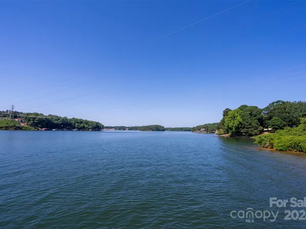 713 Island Point Rd, Mount Holly, NC 28120