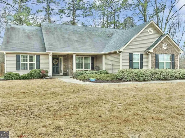 6 Saint Charles Pl, Grantville, GA 30220