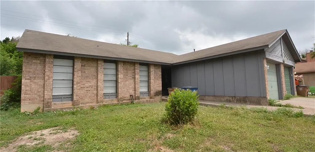 2 bed, 1.0 bath, 1974 sqft, $1,325 — Photo 1