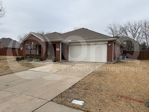 3rd image of 3601 Redwood Cir