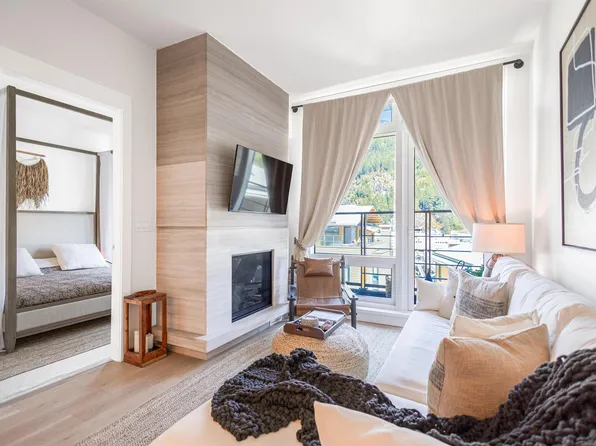 6687 Nelson Ave #408, West Vancouver, BC V7W 1Z9