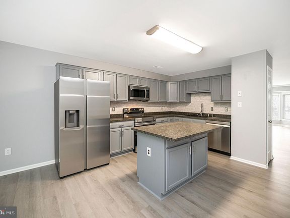5th image of 302 Castlebury Ct