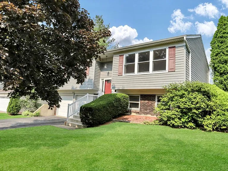 511 N Braintree Dr — Photo 3
