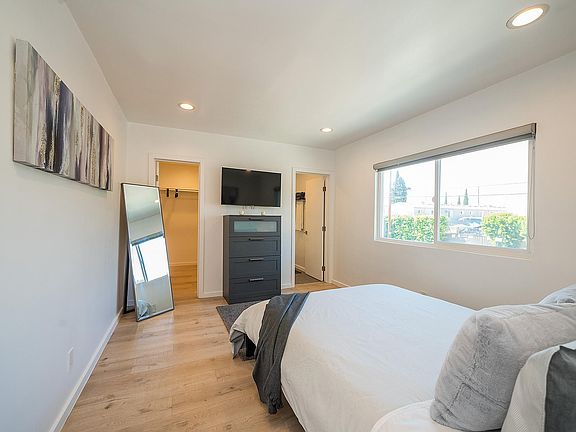 5th image of 11918 Hart St APT 4