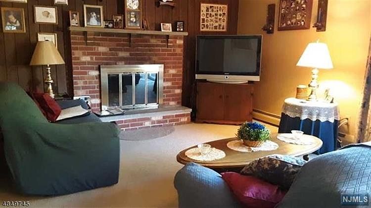 1st image of 31 Barry Dr N