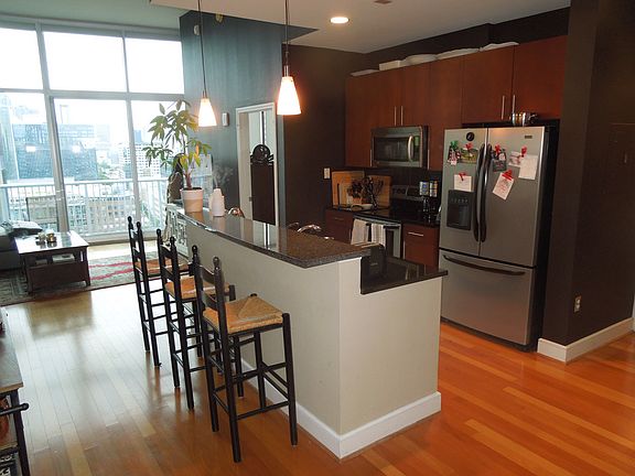 3rd image of 44 Peachtree Pl NW Unit 2010