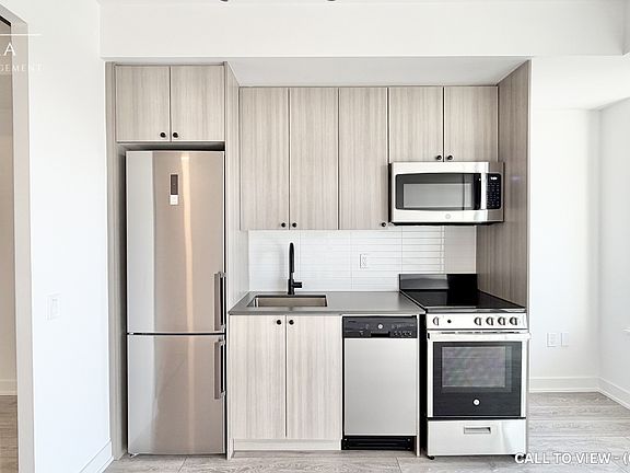 2nd image of 990 Bloor St W #511