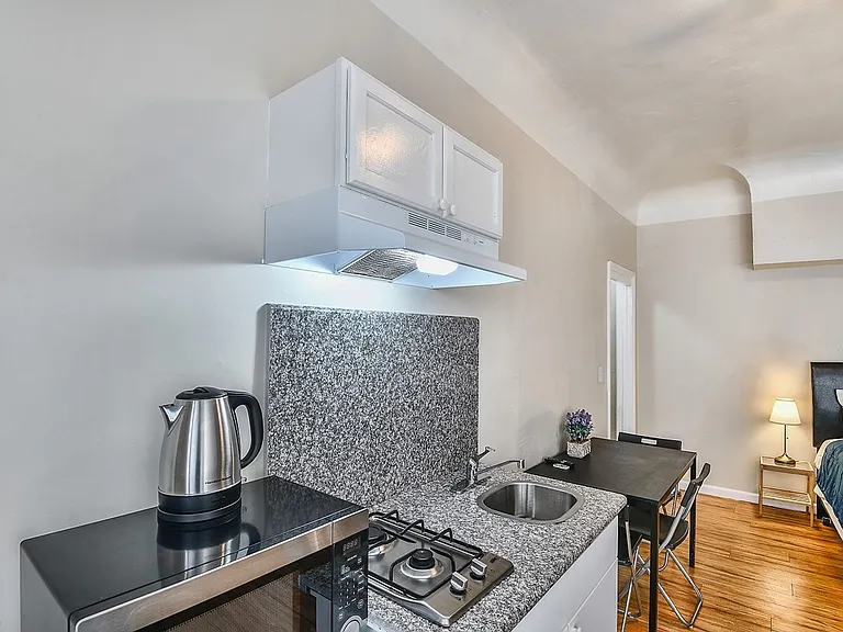 MacArthur Park Apartments — Photo 11