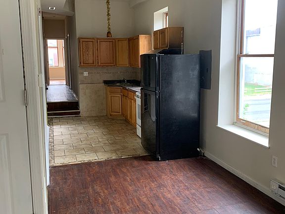 2nd image of 1923 W Diamond St #B