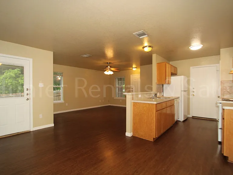 930 Ramblewood St #B — Photo 7