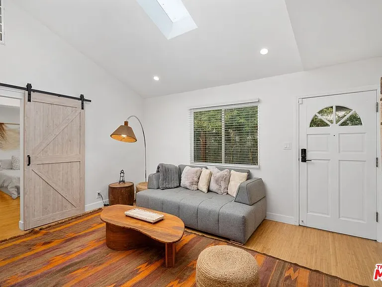 621 Rose Ave #B — Photo 3