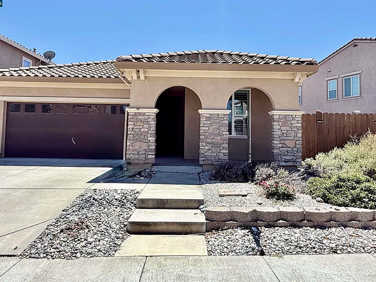373 Anchorage Dr — Photo 1