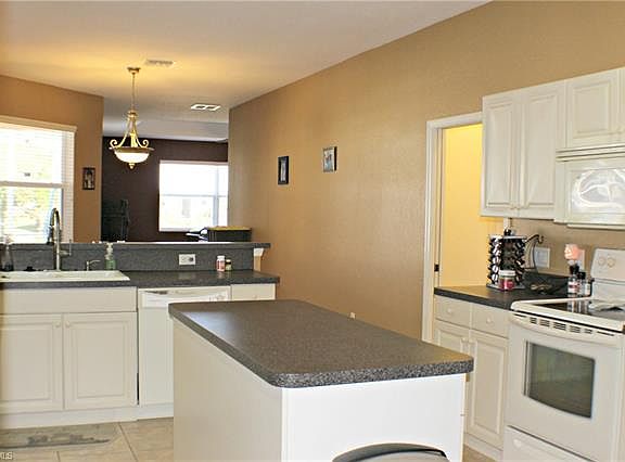 5th image of 913 SE 24th St