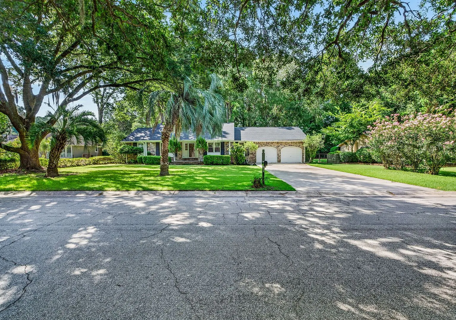 Spacious Living Near Downtown Charleston — Photo 2