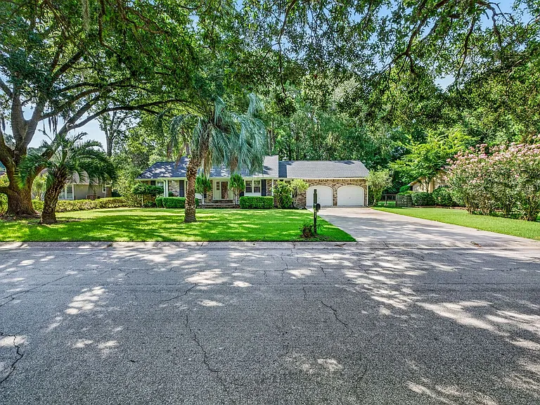 1037 Law Ln — Photo 2