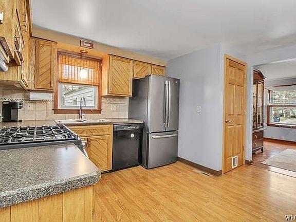 3rd image of 112 Queens Dr