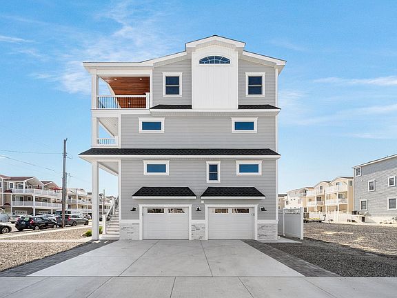 2nd image of 146 56th St W #Sea