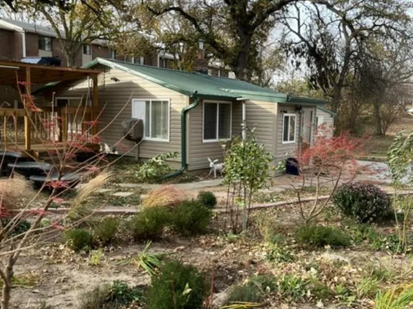 517 Sand Hill Rd, Louisville, NE 68037