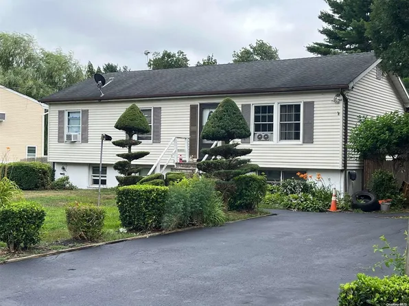 36 Ridgewood Avenue, Brentwood, NY 11717