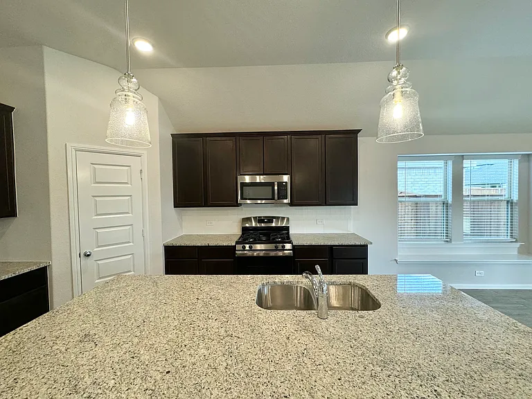 1424 Avalon Ct — Photo 6