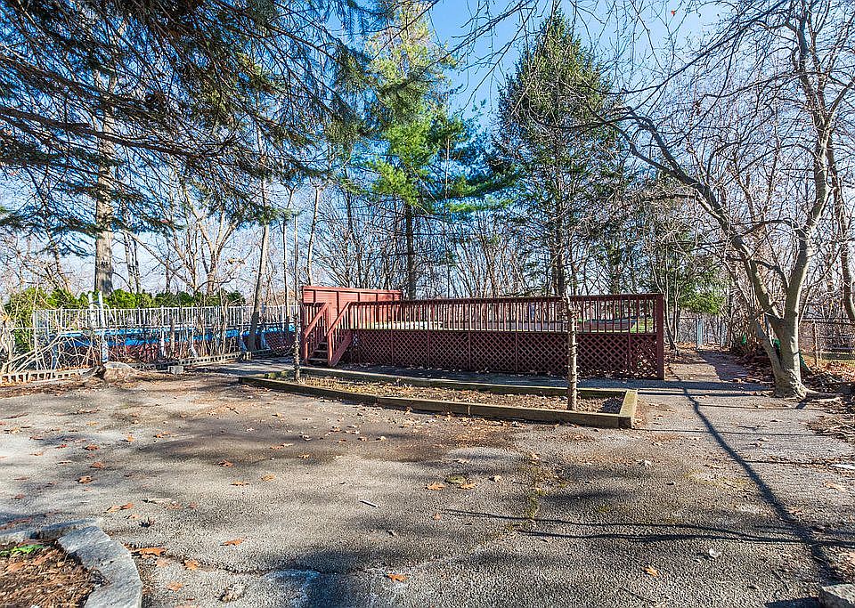 2nd image of 54 Rosehill Ter