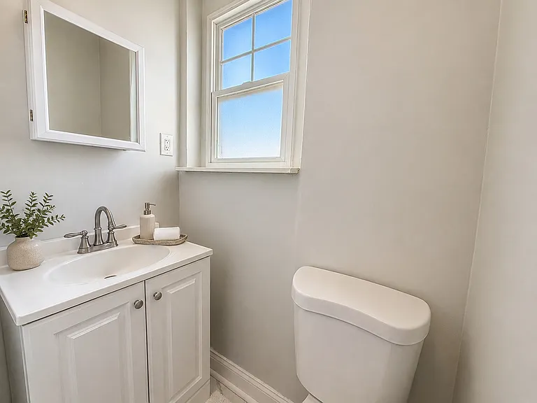 925 W Seltzer St — Photo 19