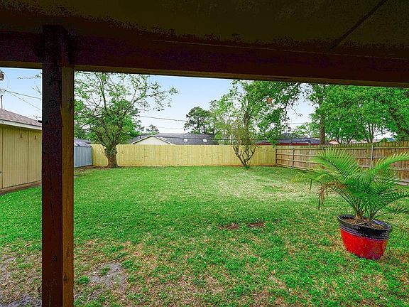 Large back yard with new fence great for enjoying the outdoors and relaxing.