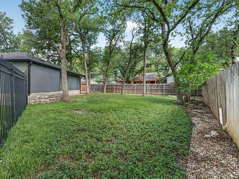 1804 Stagecoach Trl — Photo 25