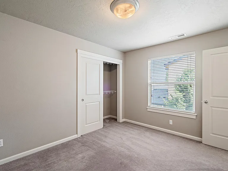 470 W Peck St — Photo 15