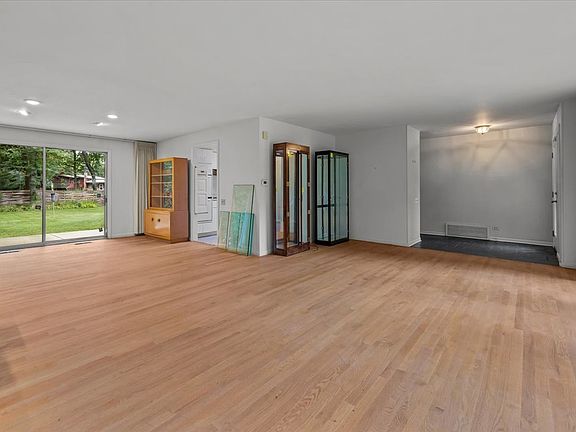 4th image of 2708 Summit Ave