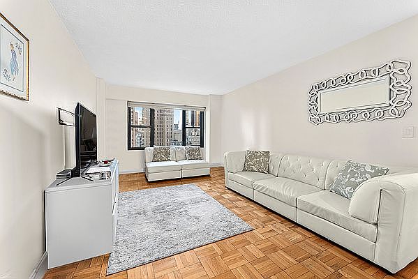1st image of 20 W 64th St APT 22C