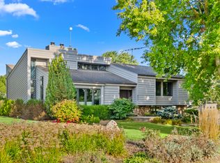 211 N Shannon Dr, Woodstock, IL 60098