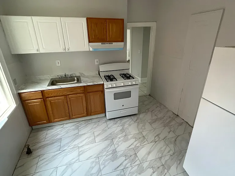 381 Leslie St #2F — Photo 2