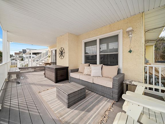 4th image of 305 Beach Ave W #A