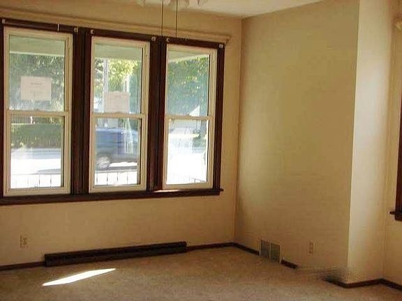 5th image of 900 N Chicago Ave