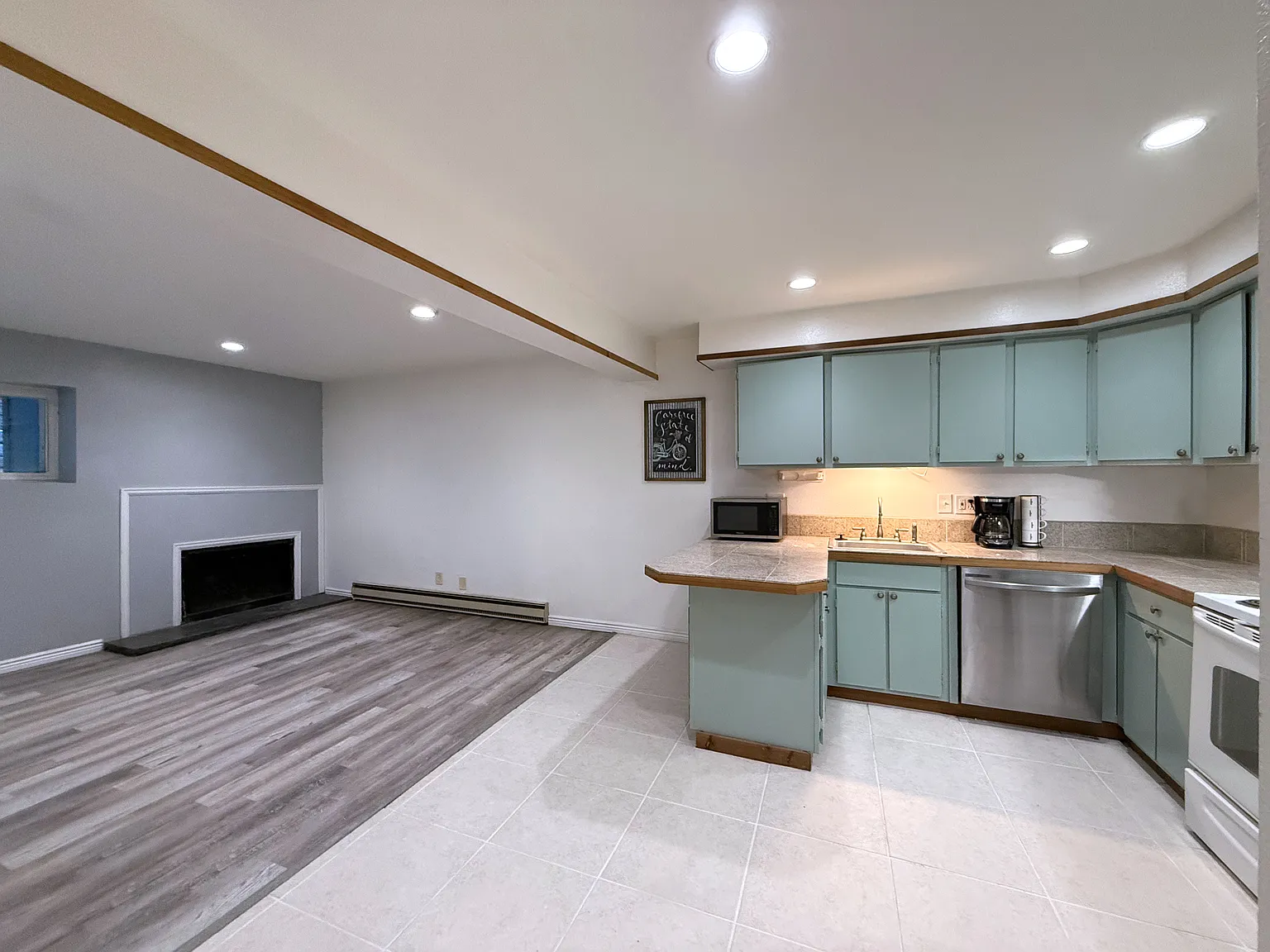 2 bed, 820 sqft, $1,650 — Photo 2