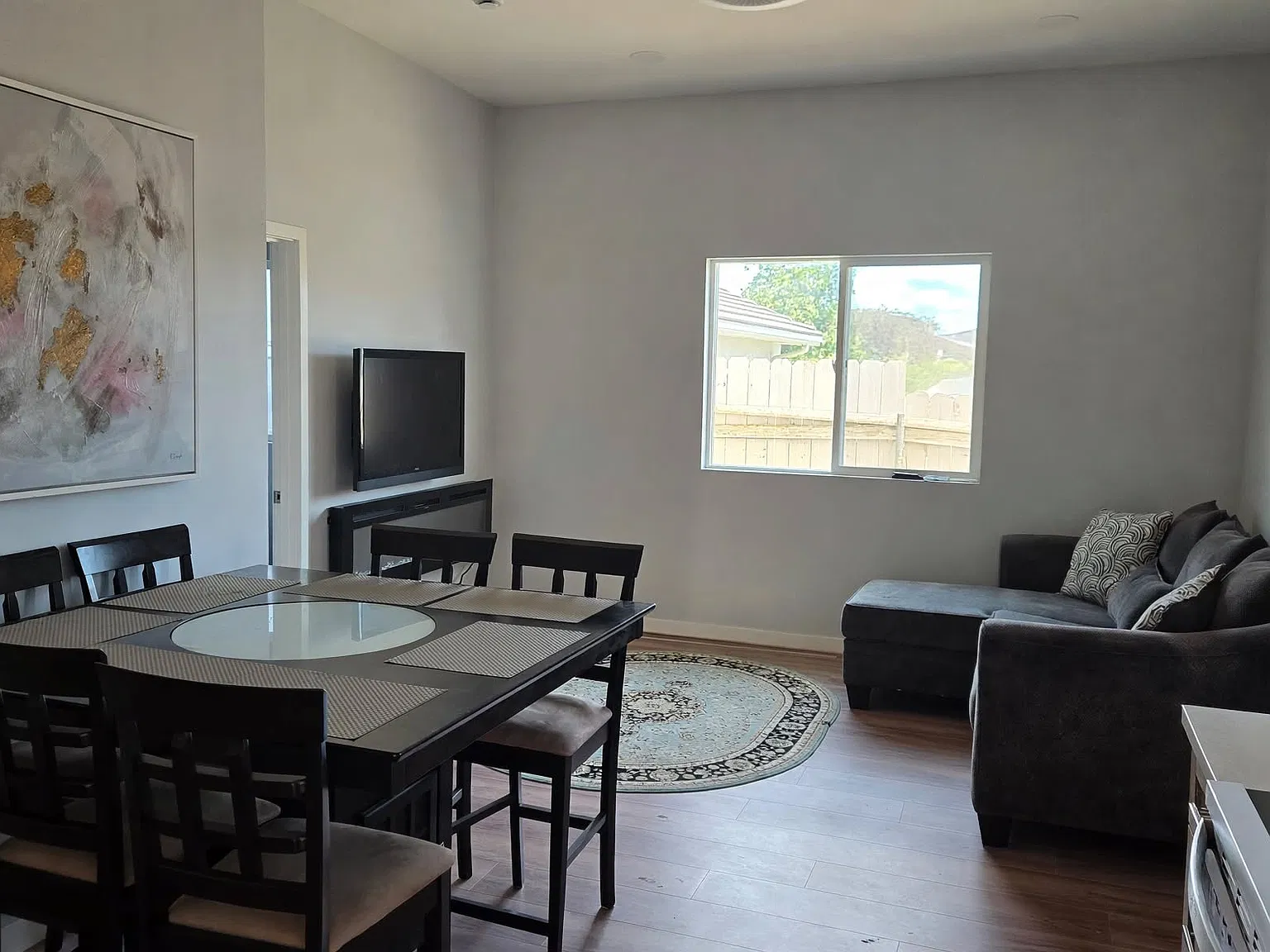 2 bed, 800 sqft, $3,300 — Photo 1