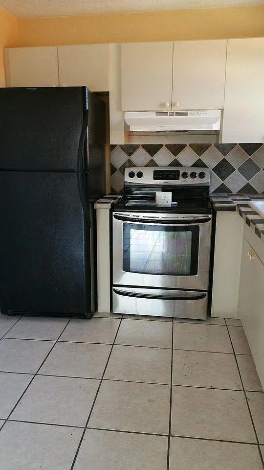 W 43rd Pl, Hialeah — Photo 1