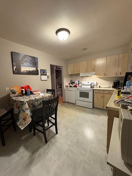 Winnipeg House for rent - 4 Bedrooms — photo 2
