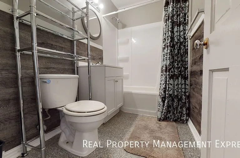 1301 W 13th St — Photo 10
