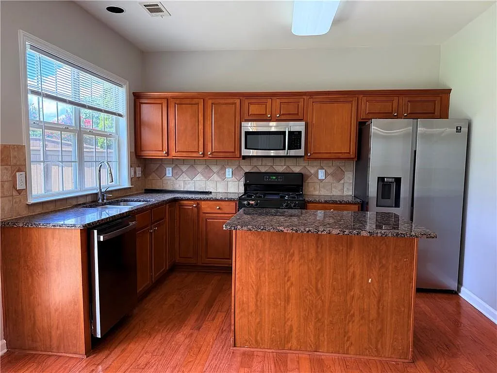 4 bed, 2.5 bath, 2052 sqft, $2,695 — Photo 3