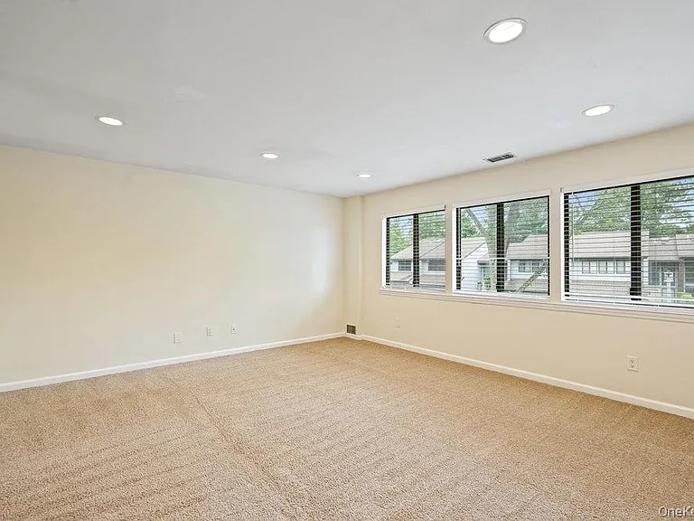 90 Foxwood Dr — Photo 14