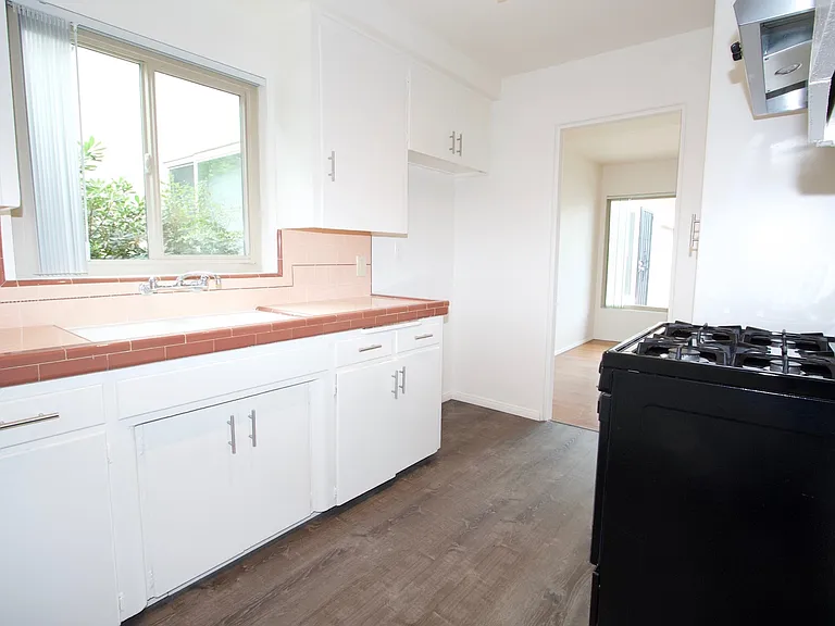 Centrally located 1 Bedroom 1 Bath Apartment Near SDSU & Talmadge! — Photo 7